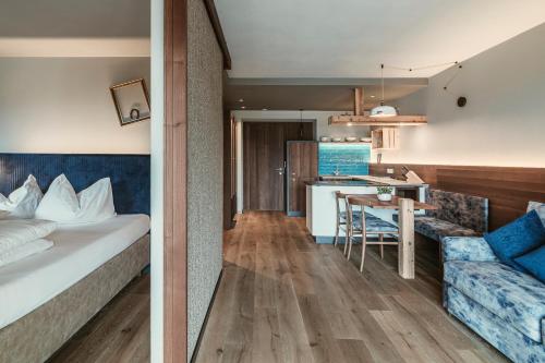 1 queen bed, 2 sofa beds