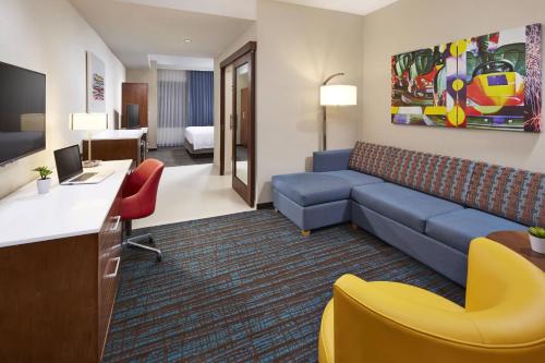 1 king bed, 1 sofa bed