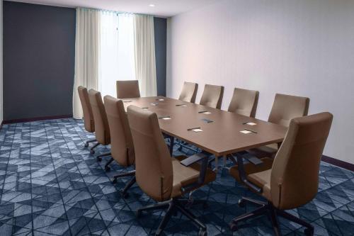Courtyard by Marriott Jefferson City - image 4
