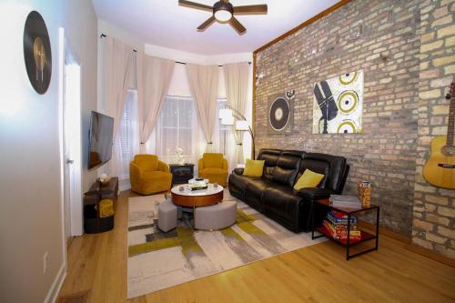 Queen Beds, Long Stay, Garage Parking, Near Train – khách sạn tại Logan Square