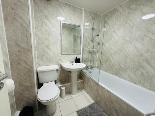 Spacious 2 Bed Flat Free Private Parking, Leeds (Foto 3)