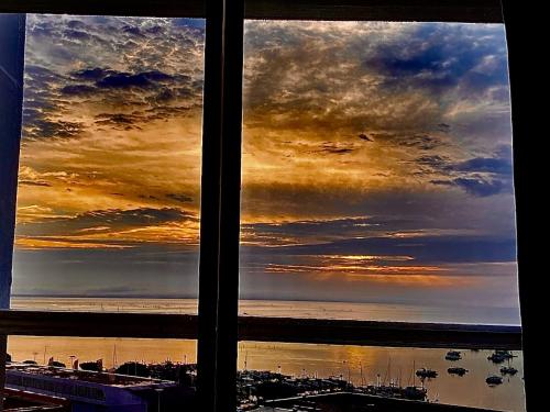 Aux pieds des plages, du port, de la piste cyclable et des commerces de proximité, un studio au dernier étage avec une vue panoramique sur le Bassin d'Arcachon, entièrement rénové, dans une résidence avec piscine