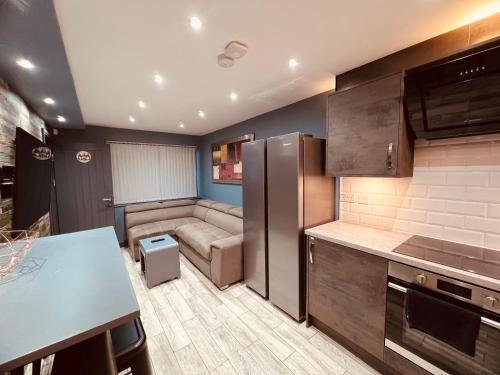 MODERN SUITES -5 Bedroom House- With FREE PARKING Birmingham city, Бирмингем (фото 6)