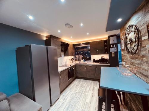 MODERN SUITES -5 Bedroom House- With FREE PARKING Birmingham city, Бирмингем (фото 4)