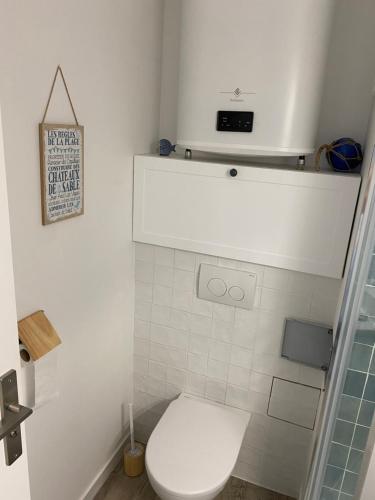 Aux pieds des plages, du port, de la piste cyclable et des commerces de proximité, un studio au dernier étage avec une vue panoramique sur le Bassin d'Arcachon, entièrement rénové, dans une résidence avec piscine