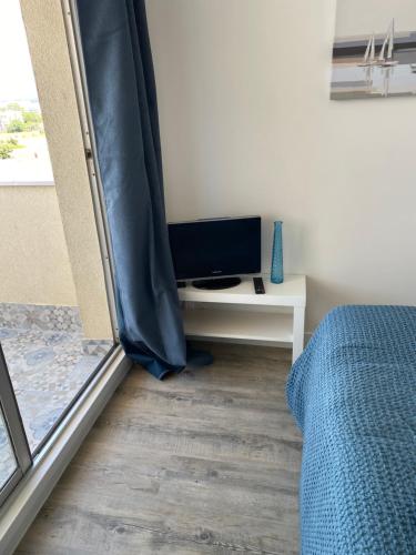 Aux pieds des plages, du port, de la piste cyclable et des commerces de proximité, un studio au dernier étage avec une vue panoramique sur le Bassin d'Arcachon, entièrement rénové, dans une résidence avec piscine