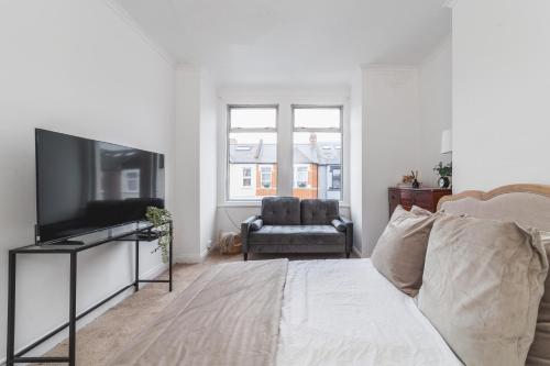 Central 4 Bdr Home - 4 Mins Walk To Station, Private Garden EXPLORE LONDON THIS CHRISTMAS