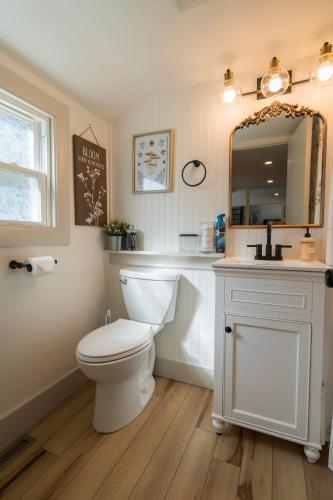 ห้องน้ำ, Hadley Hideaway Cottage in ฮัดลีย์ (MA)