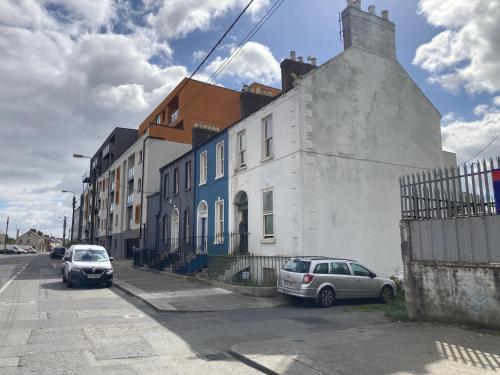 A környék, Blueberry Inn in Dundalk