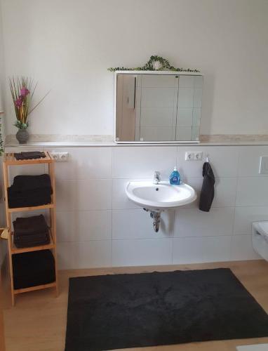 Fürdőszoba, Monteurwohnung Sendberg Blick in Frielendorf