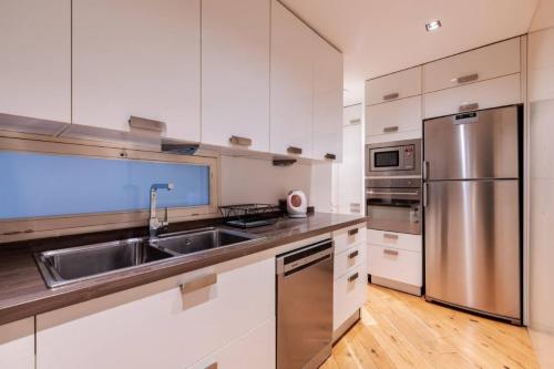 Luxury Modern 3Bed25Bath Central Bright Pad #375 - image 2