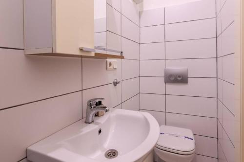 Luxury Modern 3Bed25Bath Central Bright Pad #375 - image 10