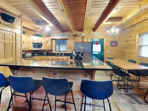 Mountain Dreams 4 Bedrooms Sleeps 11 Pool Access Game Room Hot Tub - image 13