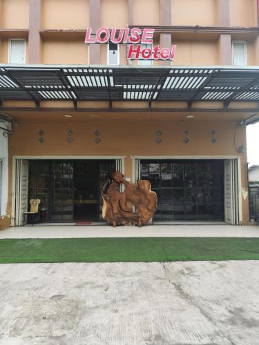 Louise Hotel, Glugur