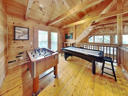 Gentle Ben’s Den 4 Bedrooms Pool Access Air Hockey WiFi Sleeps 12 - image 7