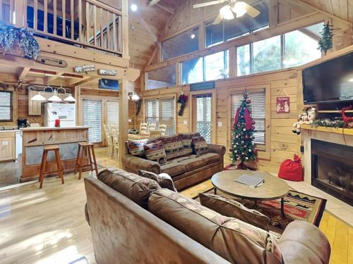 Gentle Ben’s Den, 4 Bedrooms, Pool Access, Air Hockey, WiFi, Sleeps 12 in Gatlinburg, USA