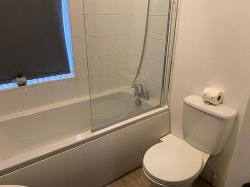 Bathroom, Spacious 4 Bedroom Townhouse in Middleton
