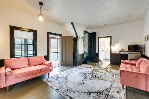 Quaint Winesburg Cottage with Porch and Pond! in 坎頓市中心