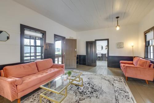 Quaint Winesburg Cottage with Porch and Pond! in 坎頓市中心