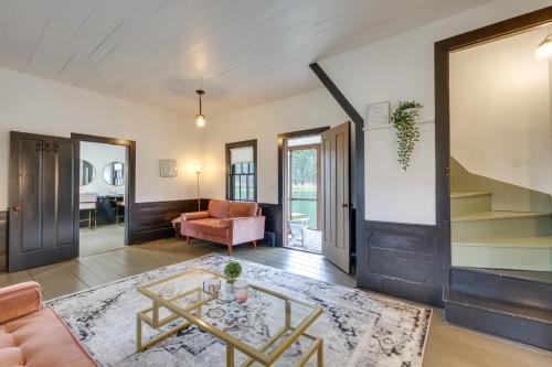 Quaint Winesburg Cottage with Porch and Pond! in Dundee, USA