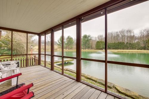 Quaint Winesburg Cottage with Porch and Pond! in 坎頓市中心
