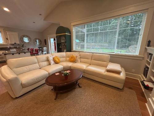 Bright Spacious Entire Home with Kids Backyard Set in Colwood