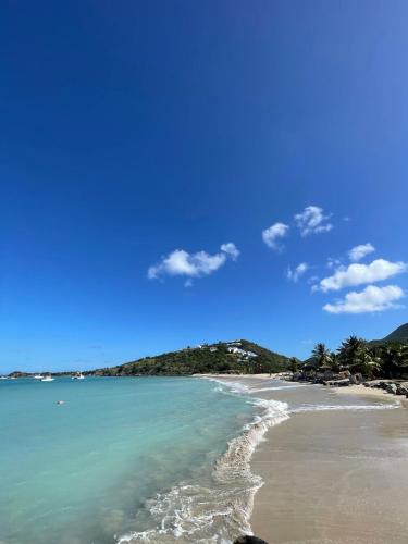 Cozy apartment with a relaxing terrace, 10 min from beaches and restaurants