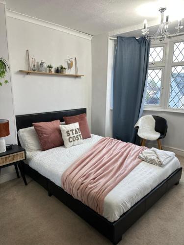 Spacious 4 Bedroom Contractors Friendly Home in Coventry Near Jaguar Land Rover & City Centre gîte à louer Coventry Airport