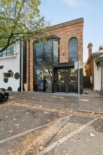 Cozy Stays - Private Rooms in Adelaide CBD with Shared Facilities