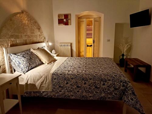 1 king bed, 1 sofa bed