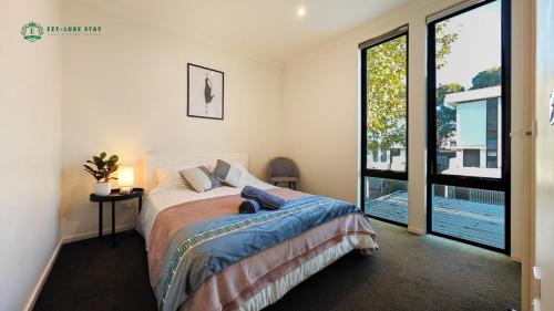 Modern 2-Bedroom Townhouse Near DFO & RMIT