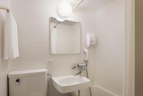 Small Twin Room - Non-Smoking