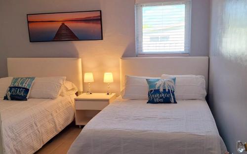 Family Getaway 3-bedroom Private Duplex House parking WiFi BBQ GRILL pet-friendly thumb 2