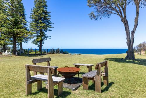 The Castle - Pet Friendly - Absolute Beachfront – khách sạn tại Biển Culburra