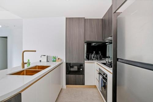 Stylish 2BR Apt with Pool & Views Near Parramatta