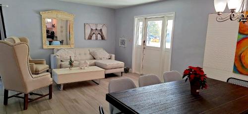Family Getaway 3-bedroom Private Duplex House parking WiFi BBQ GRILL pet-friendly thumb 3