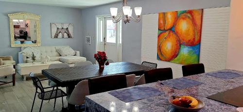Family Getaway 3-bedroom Private Duplex House parking WiFi BBQ GRILL pet-friendly thumb 4