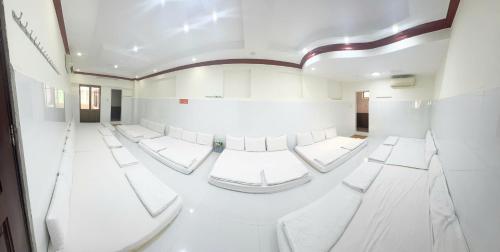 12 queen beds