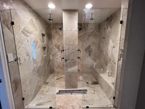 Lux Private Home - Pool, Billiards, 8 Smart TVs, Board Games, Cotton Bedding - The Stone Sanctuary at McCullough Hills Trailhead, Las Vegas (zdjęcie 2)