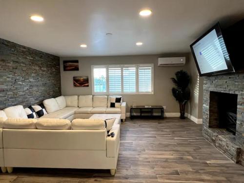 Lux Private Home - Pool, Billiards, 8 Smart TVs, Board Games, Cotton Bedding - The Stone Sanctuary at McCullough Hills Trailhead, Las Vegas (zdjęcie 6)