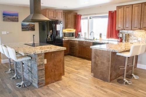 Lux Private Home - Pool, Billiards, 8 Smart TVs, Board Games, Cotton Bedding - The Stone Sanctuary at McCullough Hills Trailhead, Las Vegas (zdjęcie 5)