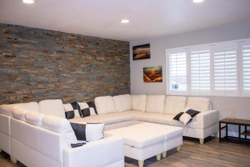Lux Private Home - Pool, Billiards, 8 Smart TVs, Board Games, Cotton Bedding - The Stone Sanctuary at McCullough Hills Trailhead, Las Vegas (zdjęcie 8)