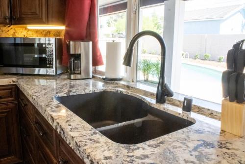 Lux Private Home - Pool, Billiards, 8 Smart TVs, Board Games, Cotton Bedding - The Stone Sanctuary at McCullough Hills Trailhead, Las Vegas (zdjęcie 9)