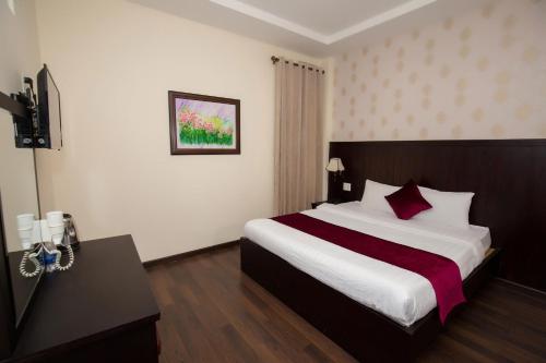 Standard with 1 Queen Bed