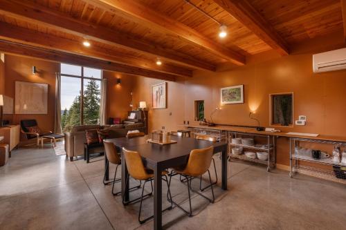 Iekārtas, Water Views, Walk to Beach! New Hot Tub! in Clinton (WA)