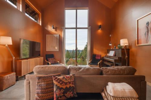 Water Views, Walk to Beach! New Hot Tub! in Clinton (WA)