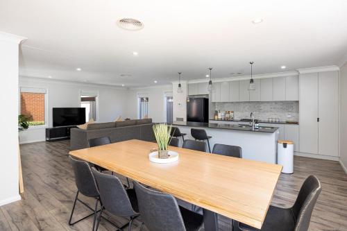 Contemporary Living in the CBD! photo 3