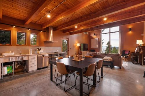 Iekārtas, Water Views, Walk to Beach! New Hot Tub! in Clinton (WA)