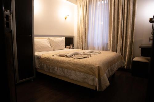 Standard Double or Twin Room image 4