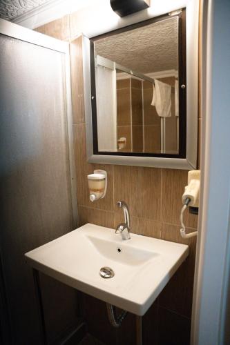 Budget Twin Room image 3